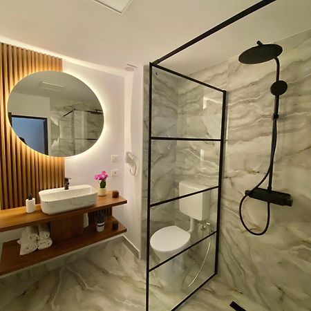 Apartament Pensiunea Liziera บุชเตนี ภายนอก รูปภาพ